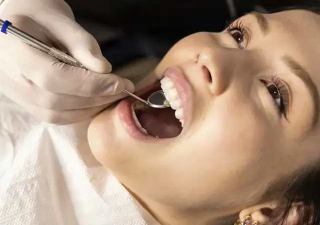 Revisi&oacute;n odontol&oacute;gica con espejo en busca de caries