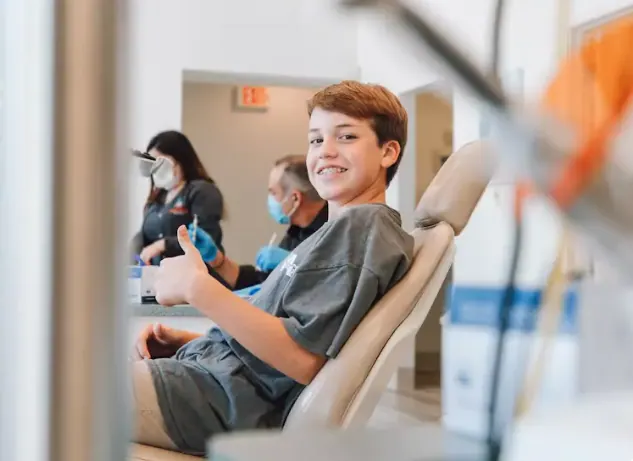 Paciente adolescente con brackets en la consulta